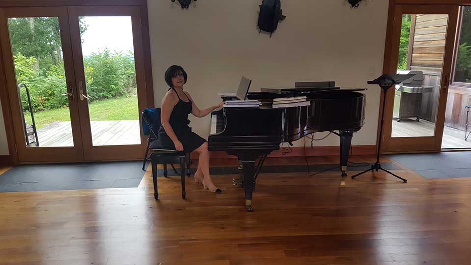 Luda-grand-piano